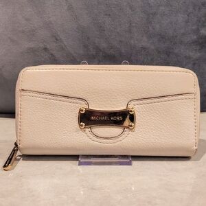 MICHAEL KORS SARATOGA CONTINENTAL ZIP-AROUND LONG WALLET WITH GOLD NAME PLATE